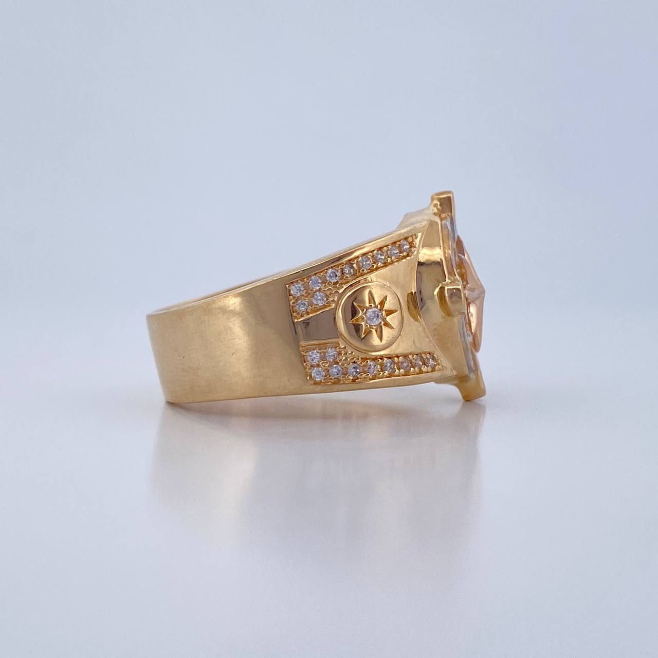 Anillo Estrella Cardinal 10.45gr / T9 3/4 / Circones Blancos Tres Oros 18K $