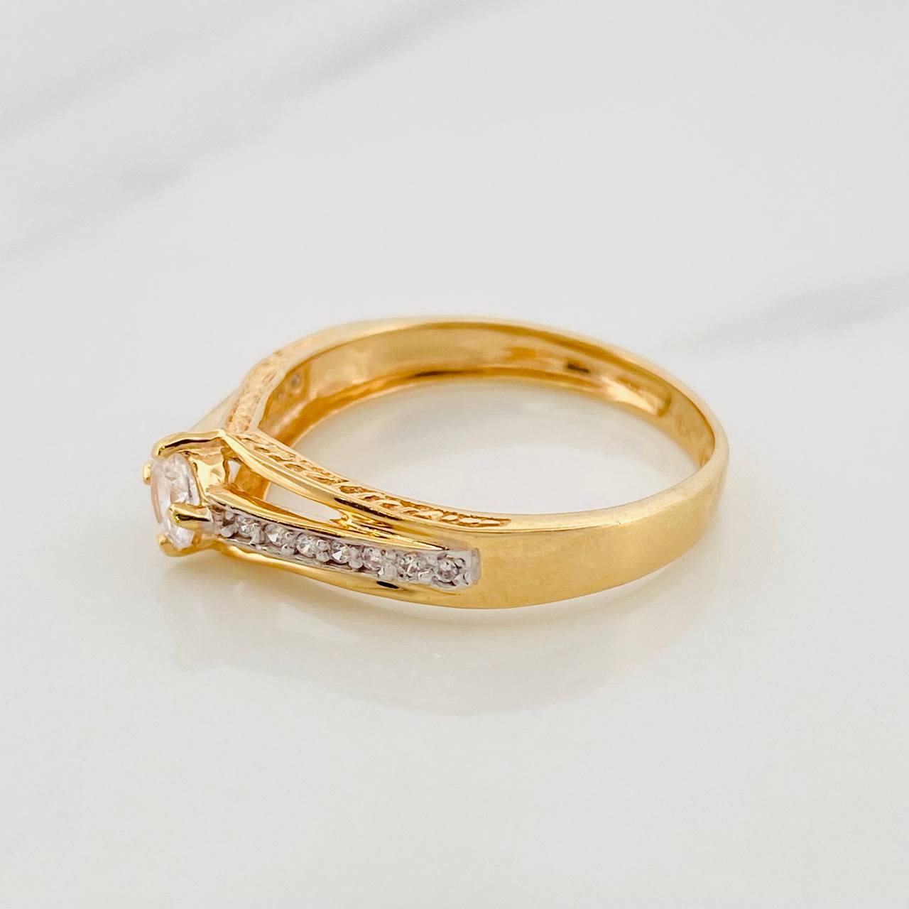 Anillo Solitario 2.2g / T6 1/2 Dos Oros Amarillo Blanco 18K