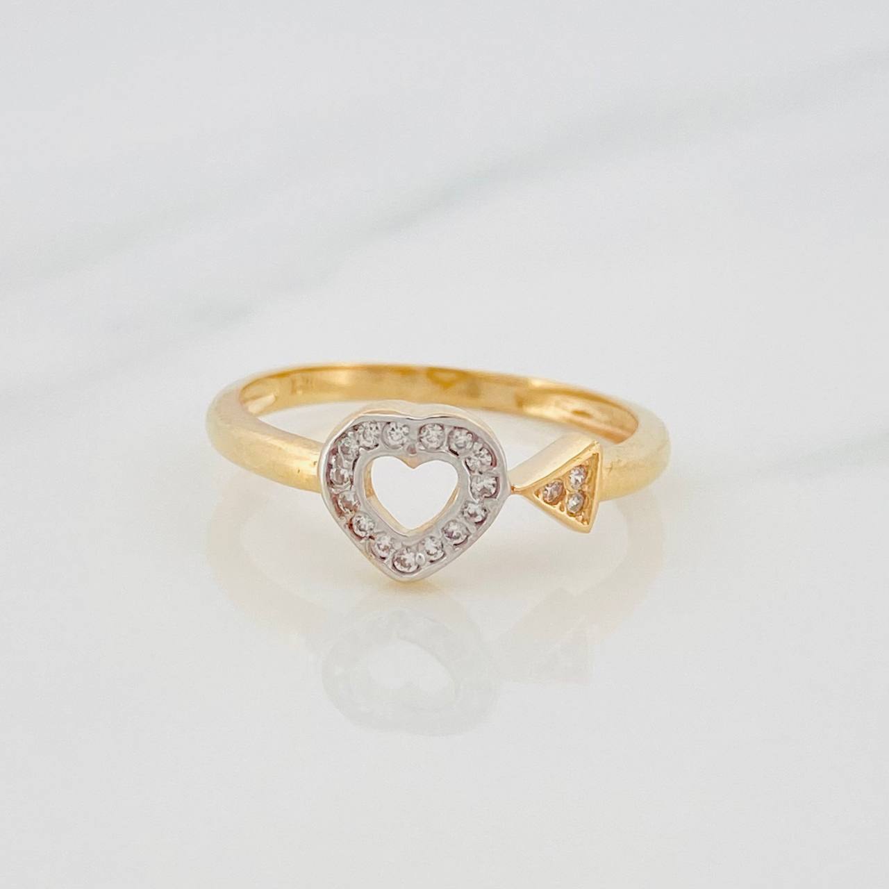 Anillo Corazón Flecha 1.85g / T7 Dos Oros Amarillo Blanco 18K