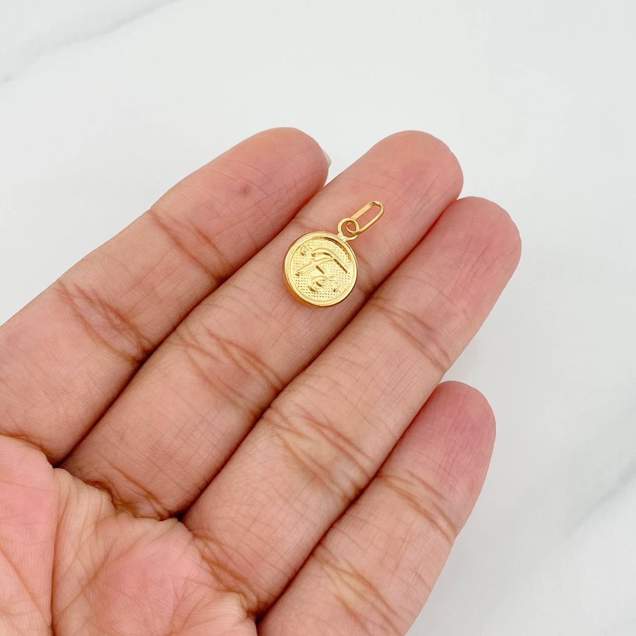 Dije Fe 0.55g / 1.8cm Oro Amarillo 18K