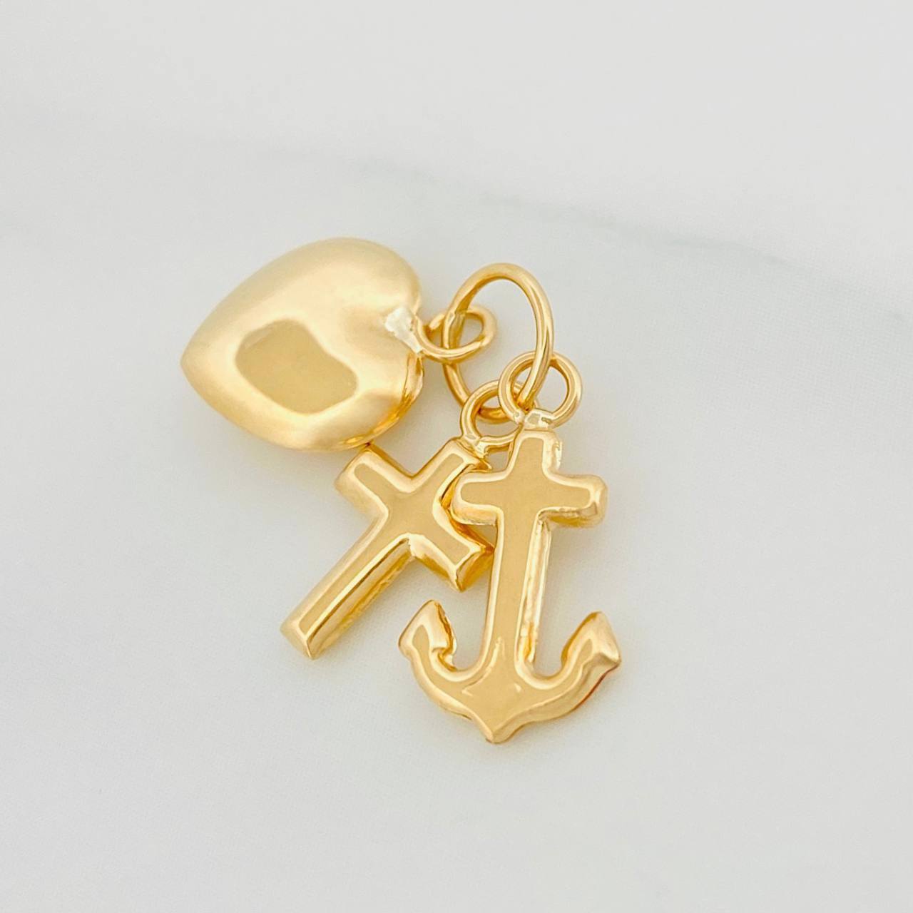 Dije Tres Gracias 0.85g / 1.5cm Oro Amarillo 18K