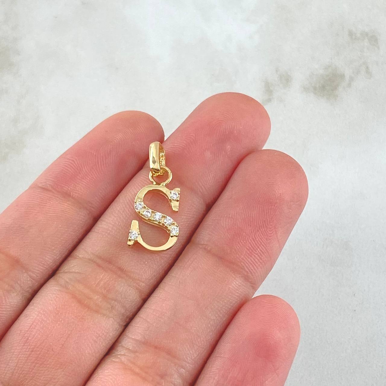 Dije Letra S 1.25gr / 2cm / Circones Blancos Oro Amarillo 18K