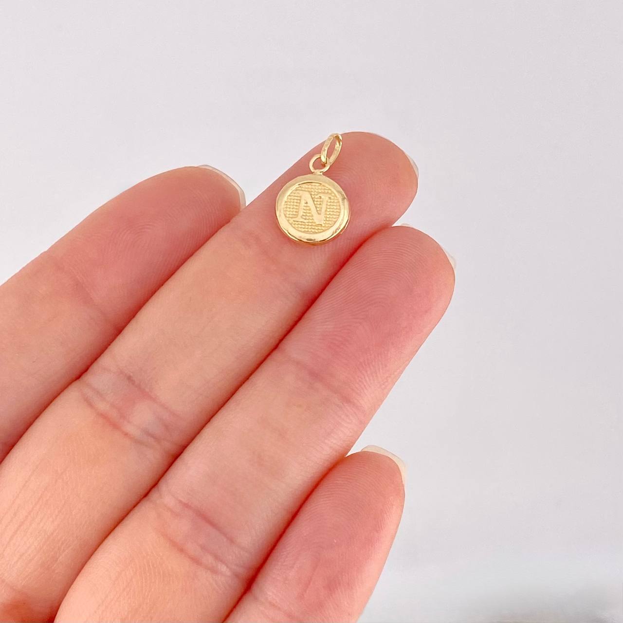 Dije Circulo Letra N 0.4g / 1.6cm Oro Amarillo 18K