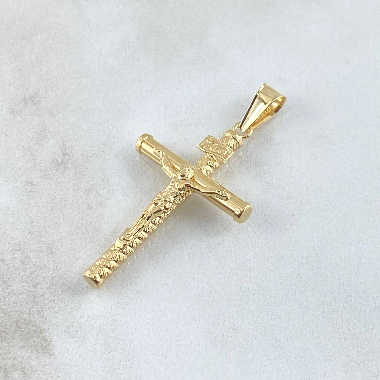Dije Cruz Cristo 1.7gr / 4.4cm / Bastón Medio Enmallado Oro Amarillo 18K