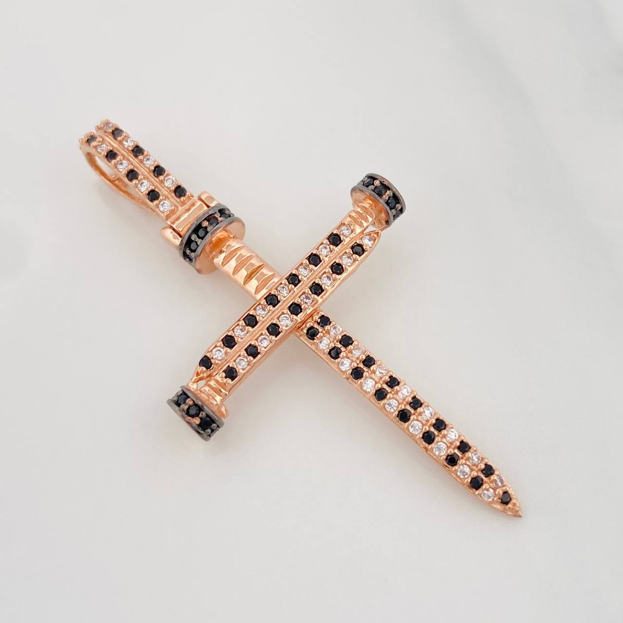Dije Cruz Clavo 4.15g / 4.5cm Oro Rosa 18K