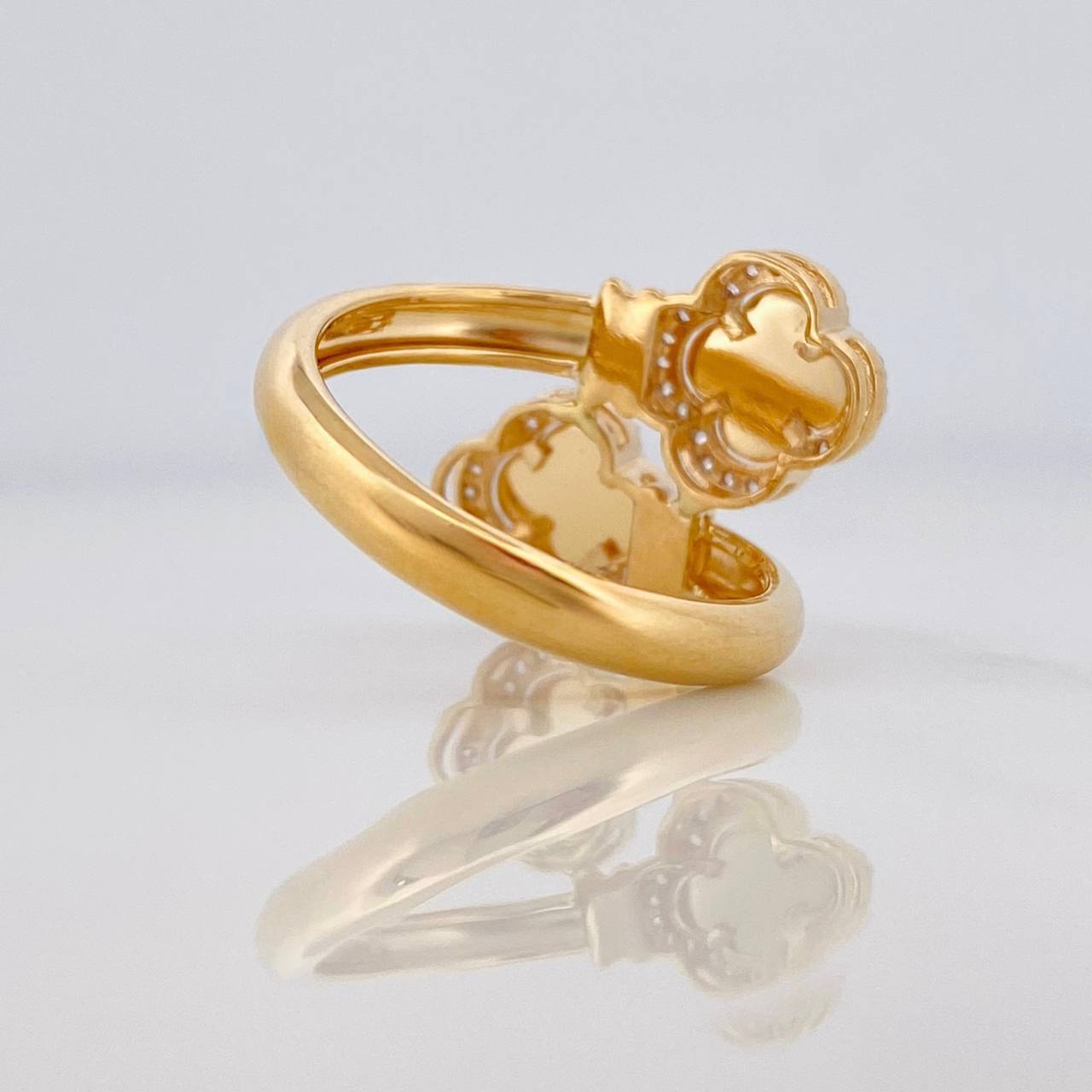 Anillo Trebol Abrazado Diamantado 3.15g / T6 1/4 Oro Amarillo 18K