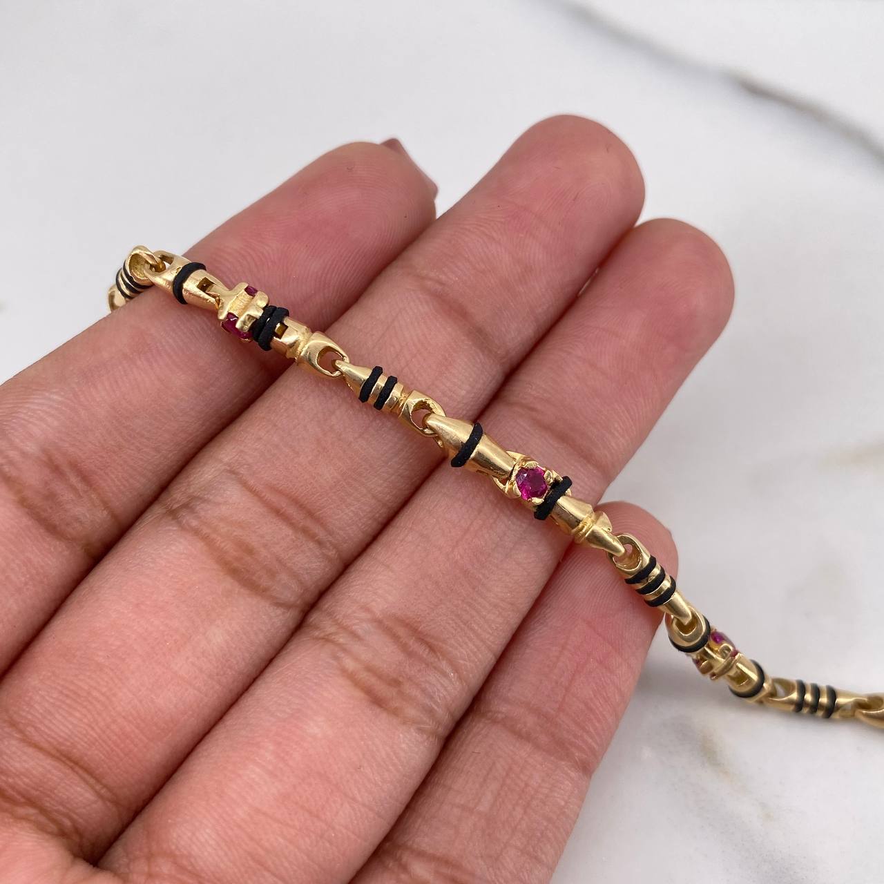 Pulso Rustico 11.6gr / 18cm / 3.5mm Circones Fucsias Cauchos Negros Oro Amarillo 18K #