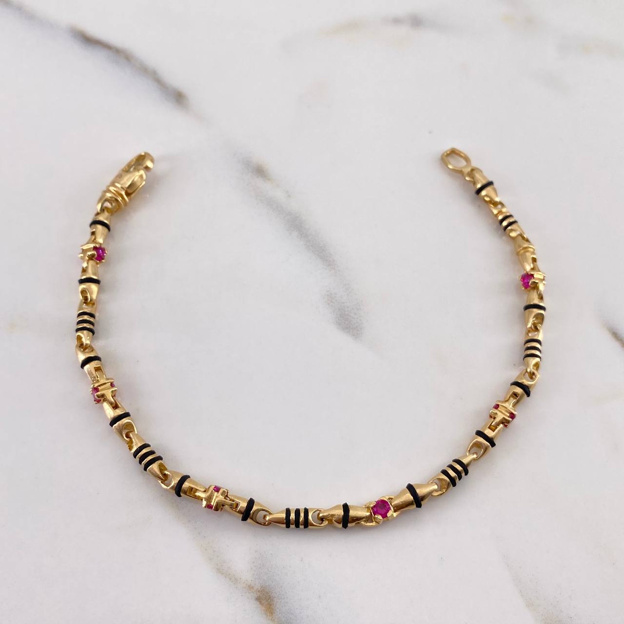 Pulso Rustico 11.6gr / 18cm / 3.5mm Circones Fucsias Cauchos Negros Oro Amarillo 18K #