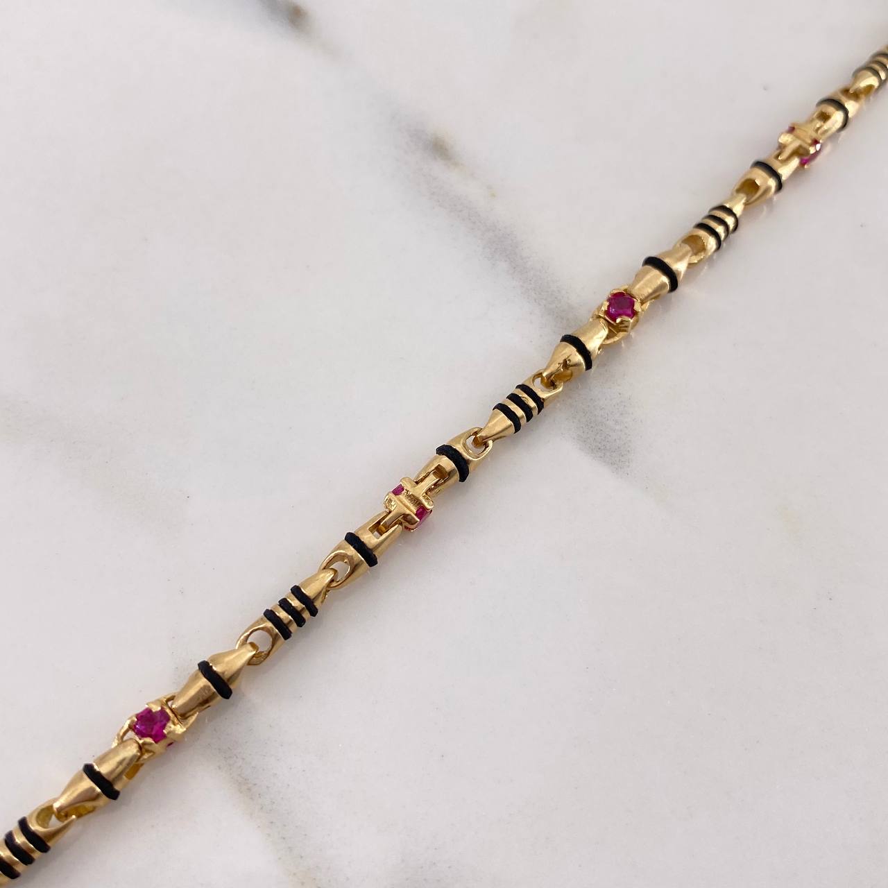 Pulso Rustico 11.6gr / 18cm / 3.5mm Circones Fucsias Cauchos Negros Oro Amarillo 18K #