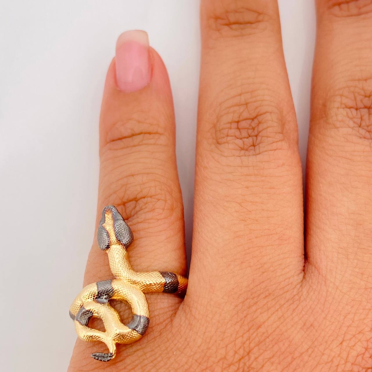 Anillo Serpiente 5.1g / T5 3/4 Dos Oros Negro Amarillo 18K