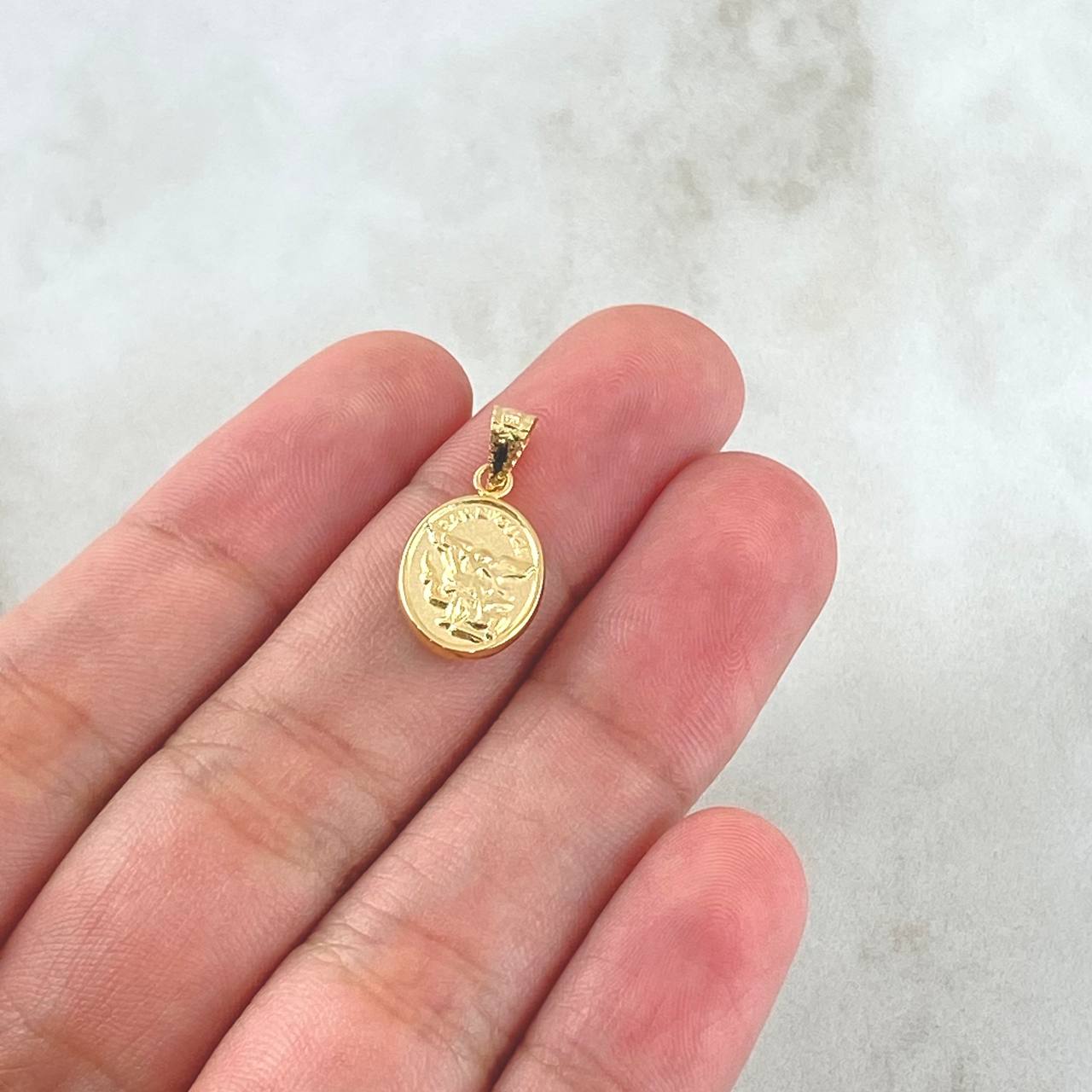 Dije San Miguel Arcangel 0.45gr / 1.5cm / Cargador Bordeado Oro Amarillo 18K *
