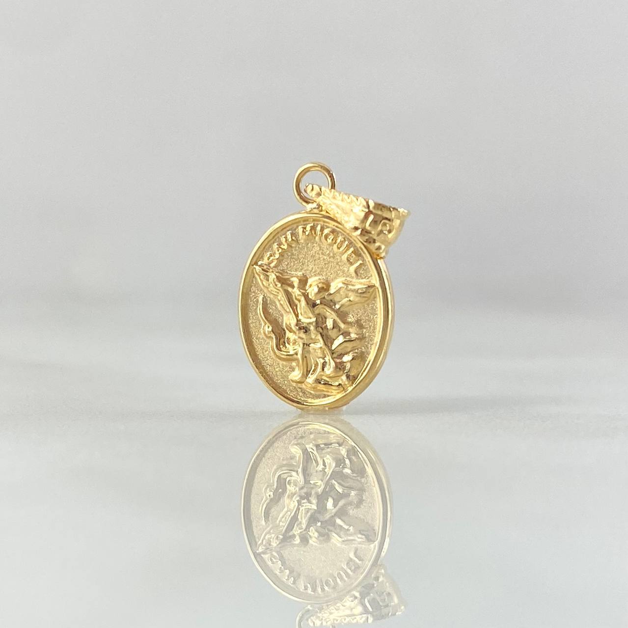 Dije San Miguel Arcangel 0.45gr / 1.8cm / Cargador Bordeado Oro Amarillo 18K ©