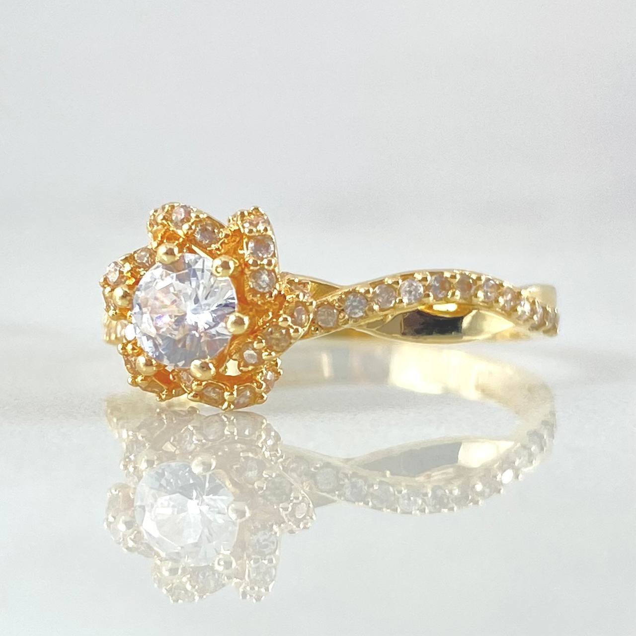 Anillo Solitario Lirio Infinito Parcial 2.85gr / T6 / Oro 18K ©