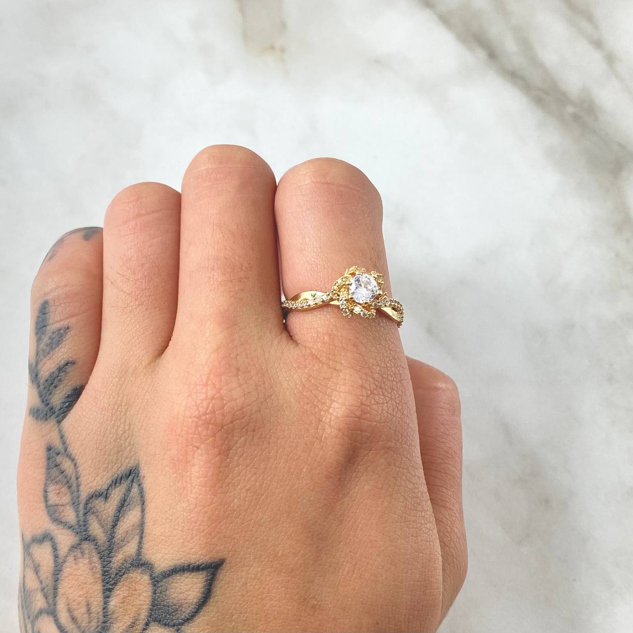 Anillo Solitario Lirio Infinito Parcial 2.95gr / T7 / Oro 18K ©