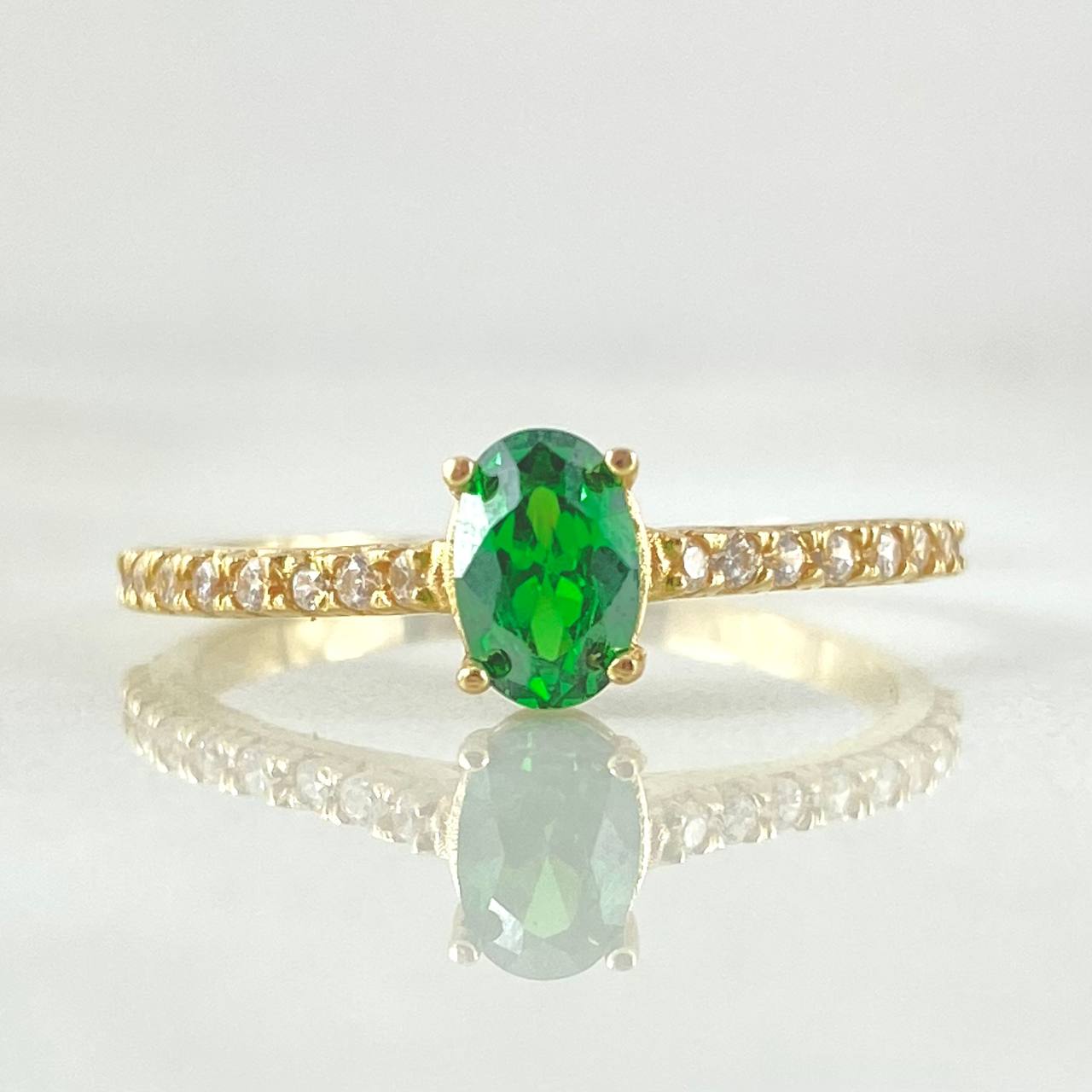 Anillo Solitario Ovalado 2.05gr / T7 / Oro 18K ©