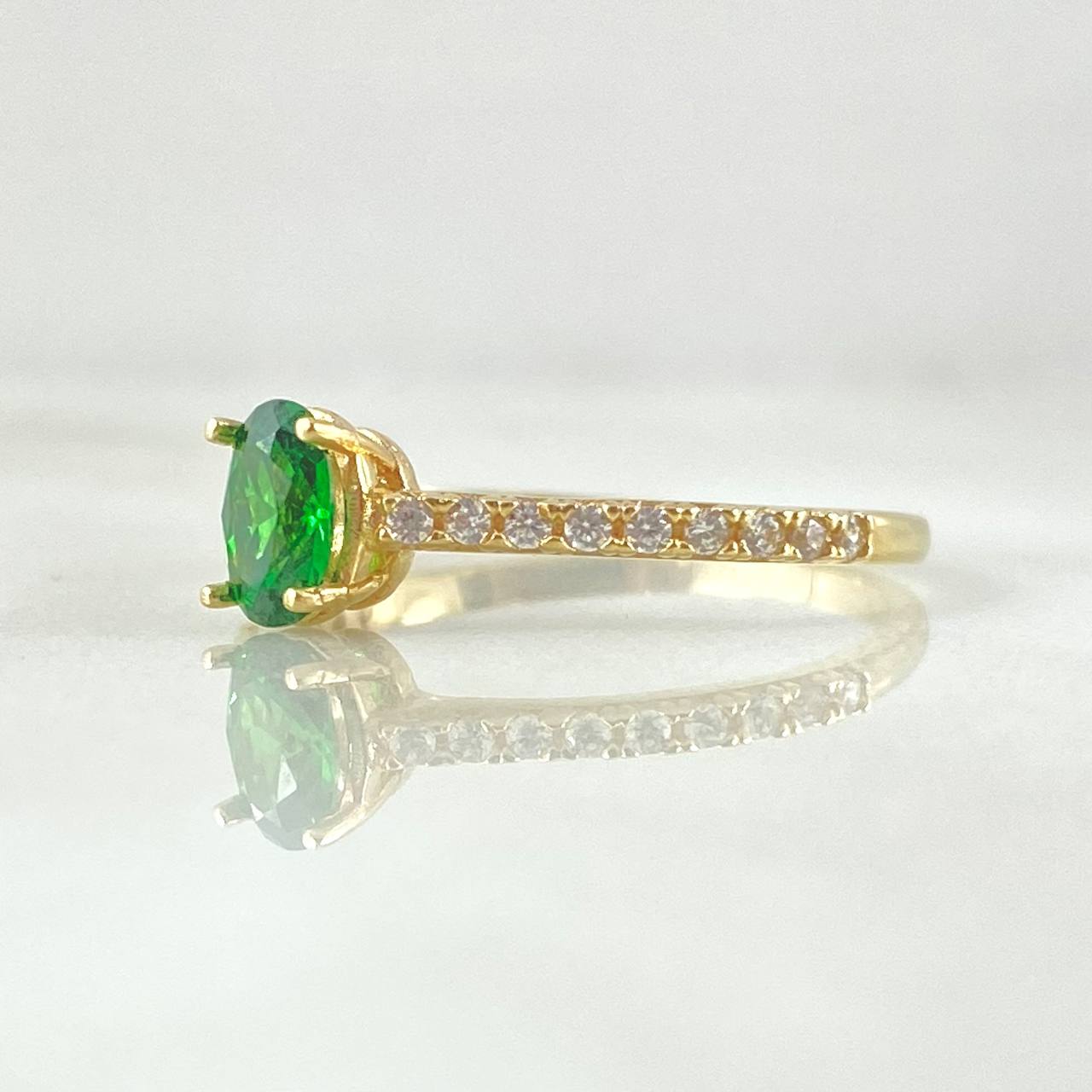 Anillo Solitario Ovalado 2.05gr / T7 / Oro 18K ©