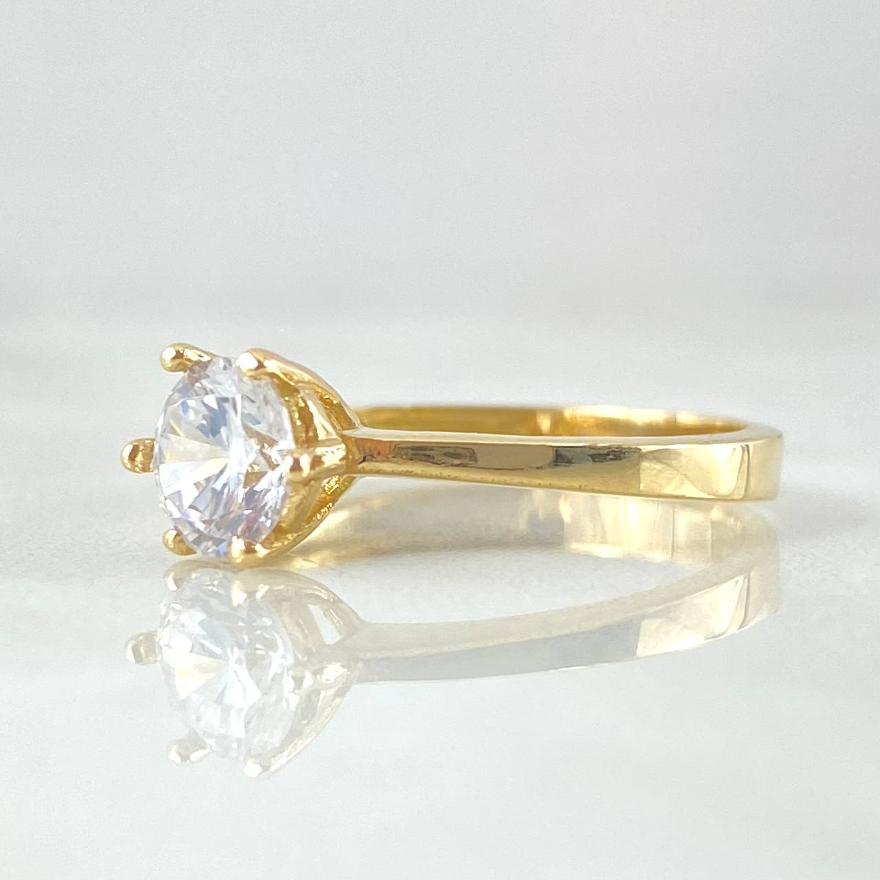 Anillo Solitario Liso Seis Garras 2.8gr / T6 1/2 / Oro 18K ©