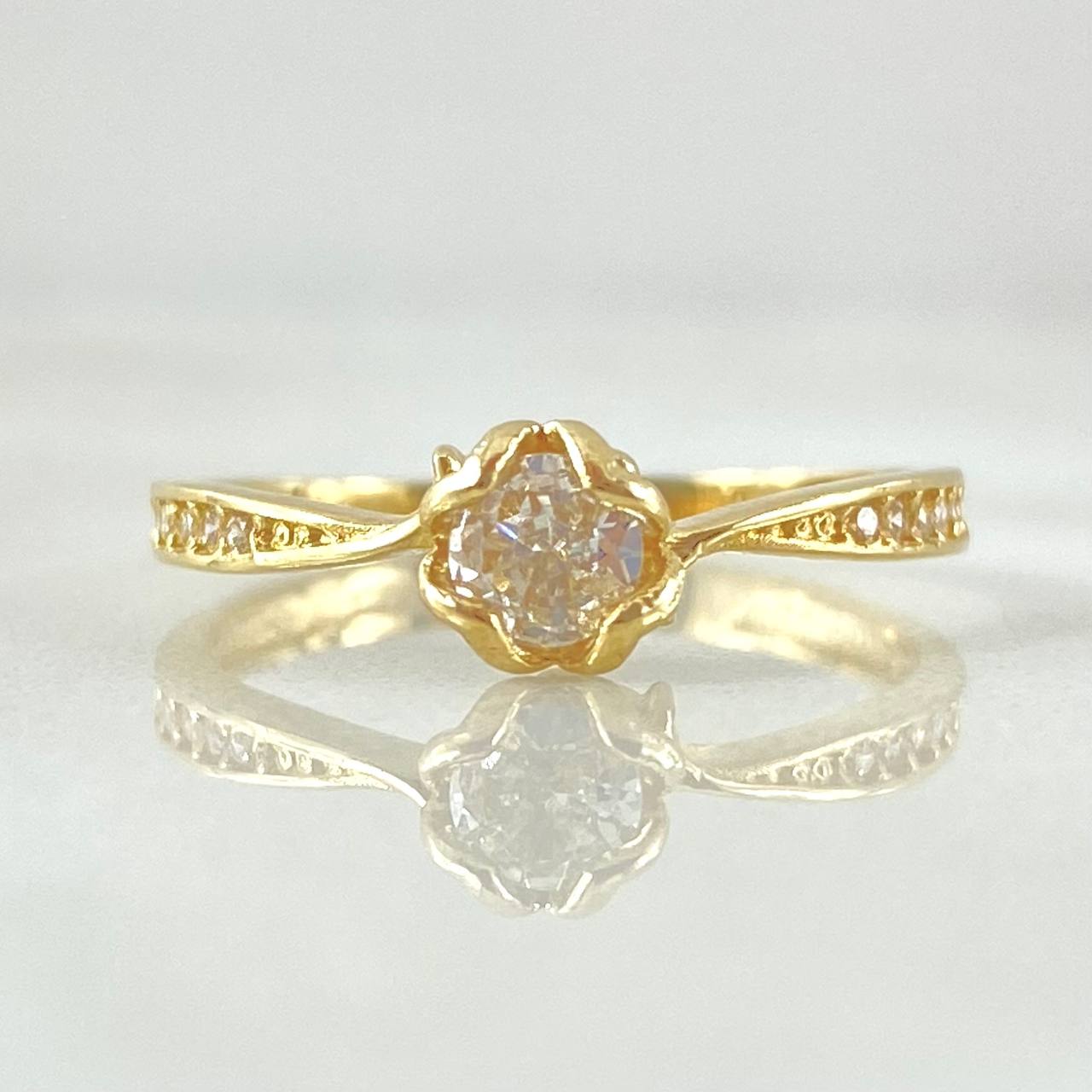 Anillo Solitario Garras Curveadas 1.9gr / T5 3/4 / Oro 18K ©
