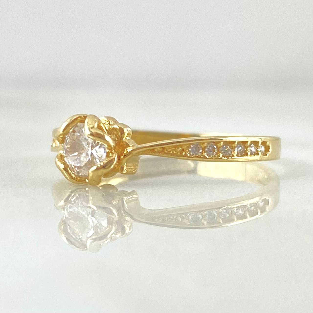 Anillo Solitario Garras Curveadas 1.9gr / T5 3/4 / Oro 18K ©