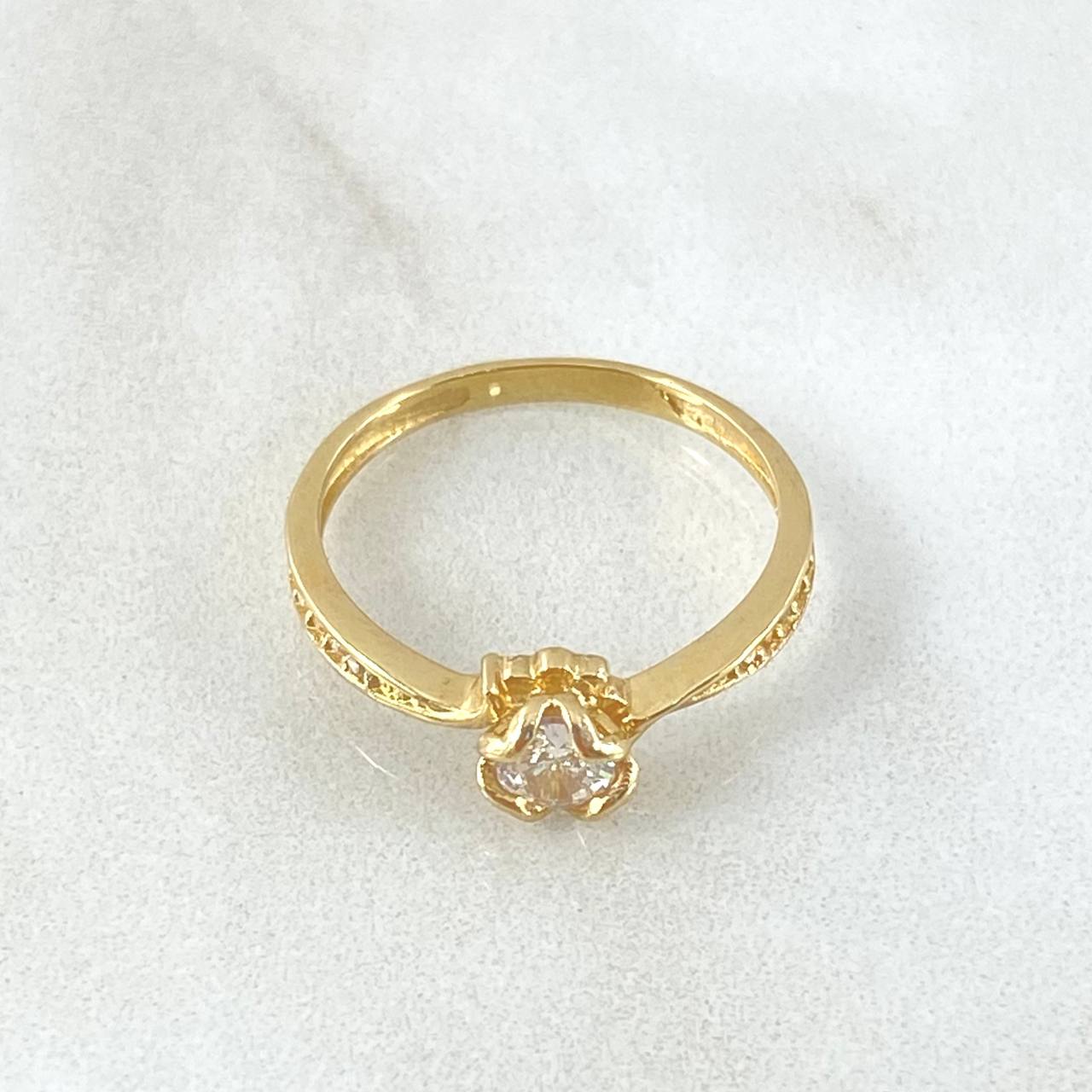 Anillo Solitario Garras Curveadas 1.9gr / T5 3/4 / Oro 18K ©