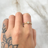 Anillo Solitario Garras Curveadas 1.9gr / T5 3/4 / Oro 18K ©