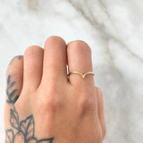 Anillo Curva En V 1gr / T7 1/2 / Oro 18K ©