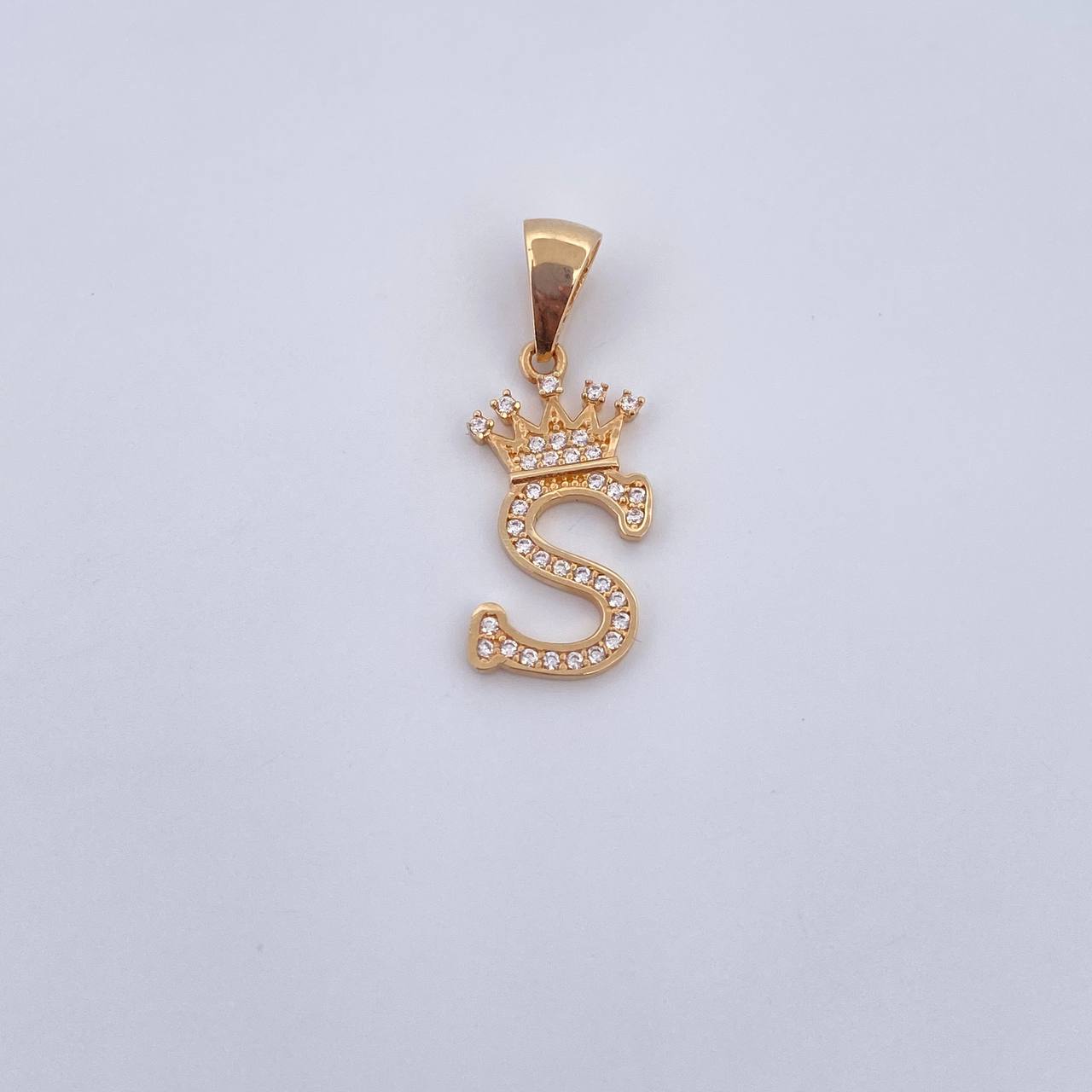 Dije Letra S Corona 1.7gr / 2.6cm / Circones Blancos Oro Amarillo 18K &