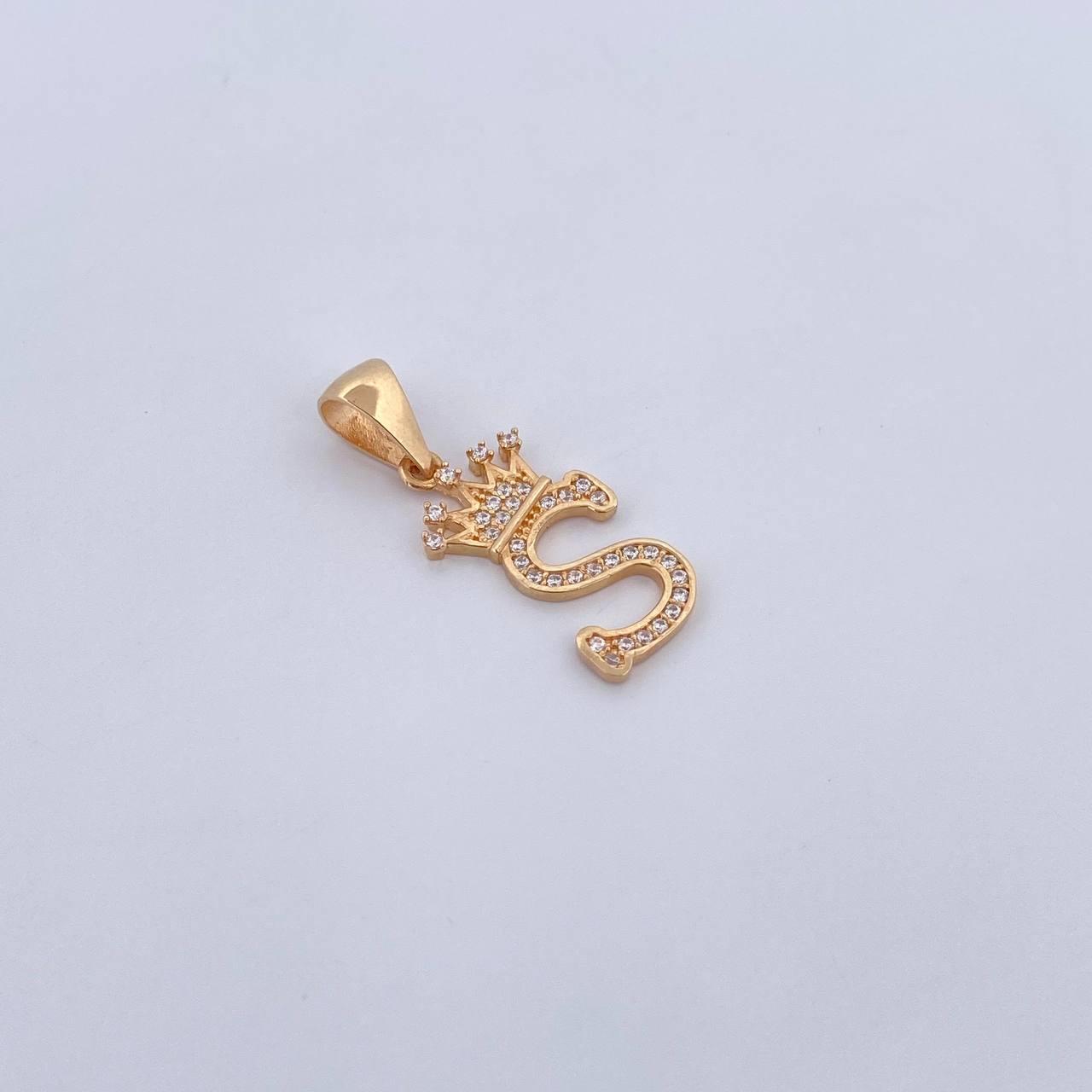 Dije Letra S Corona 1.7gr / 2.6cm / Circones Blancos Oro Amarillo 18K &