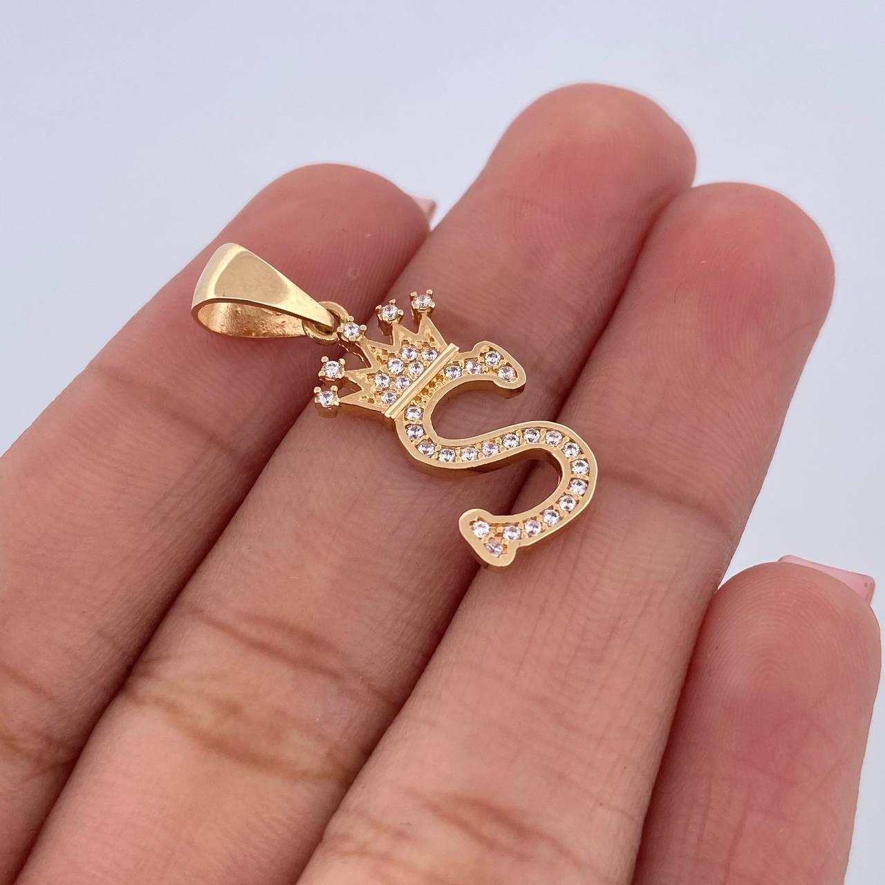 Dije Letra S Corona 1.7gr / 2.6cm / Circones Blancos Oro Amarillo 18K &