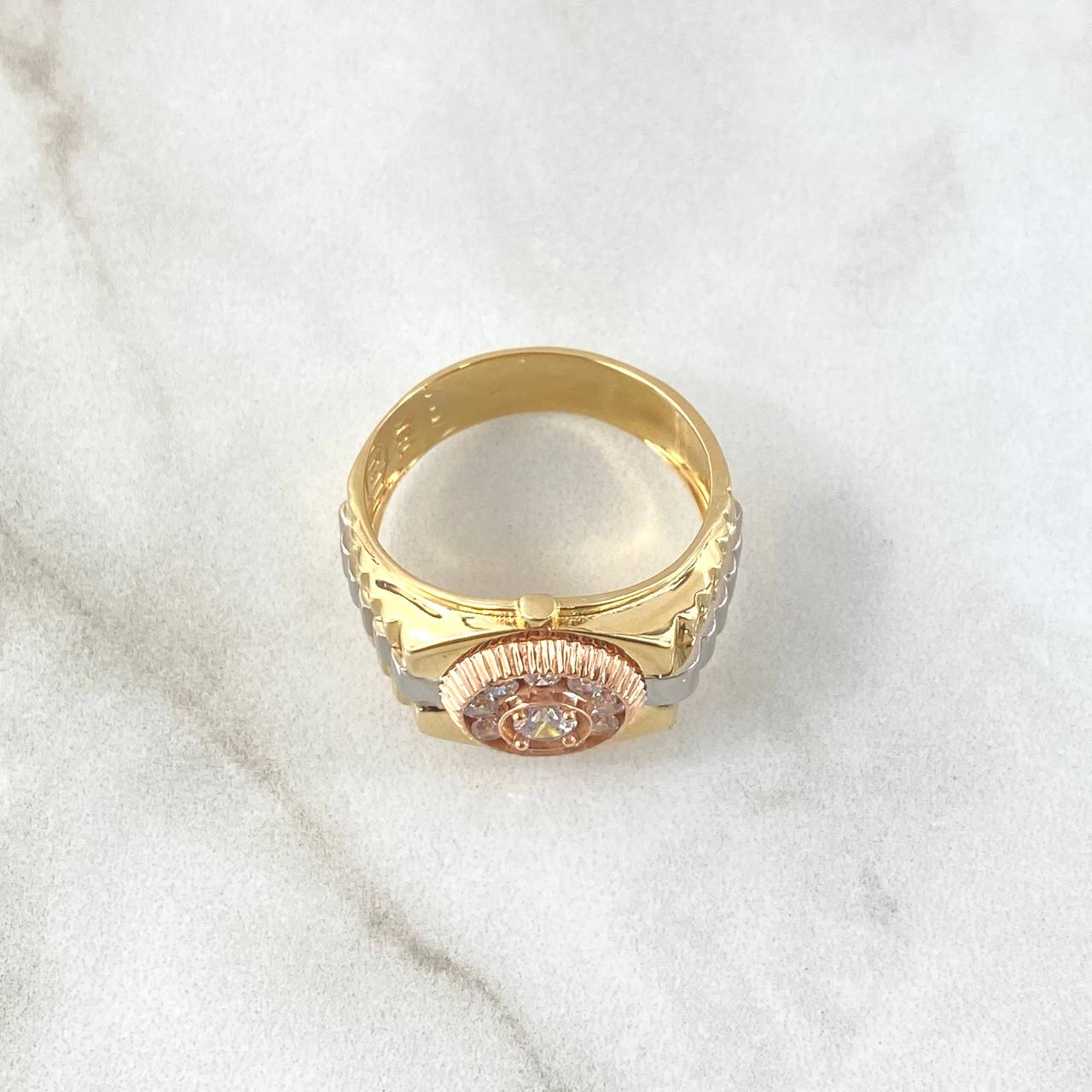 Anillo Correa Flor Nueve Petalos 7.05gr / T9 1/2 / Texturizado Circones Blancos Tres Oros 18K *