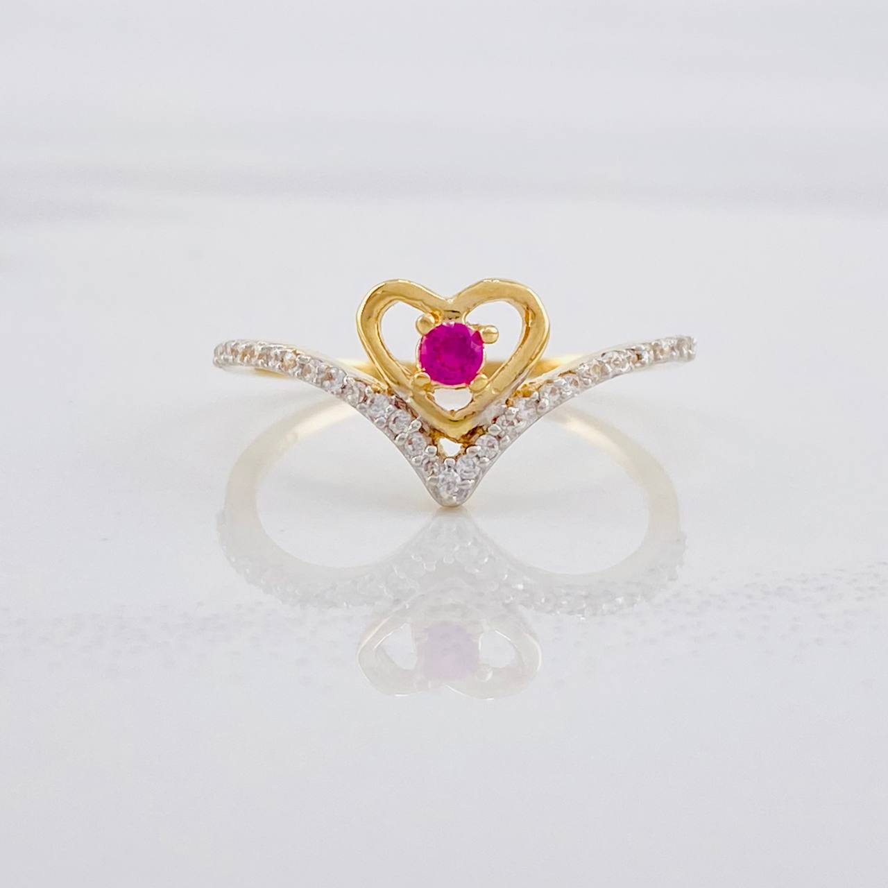 Anillo V Corazón 1.95g / T7 1/2 Oro Amarillo 18K