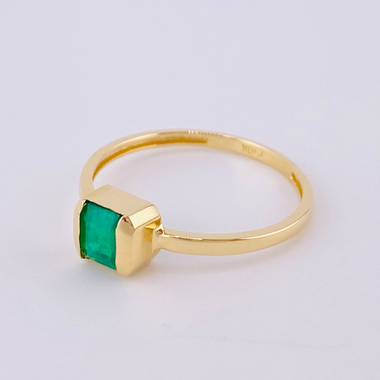Anillo Recuadro Abrazado Esmeralda 65pts 1.75gr / T8 / Oro Amarillo 18K
