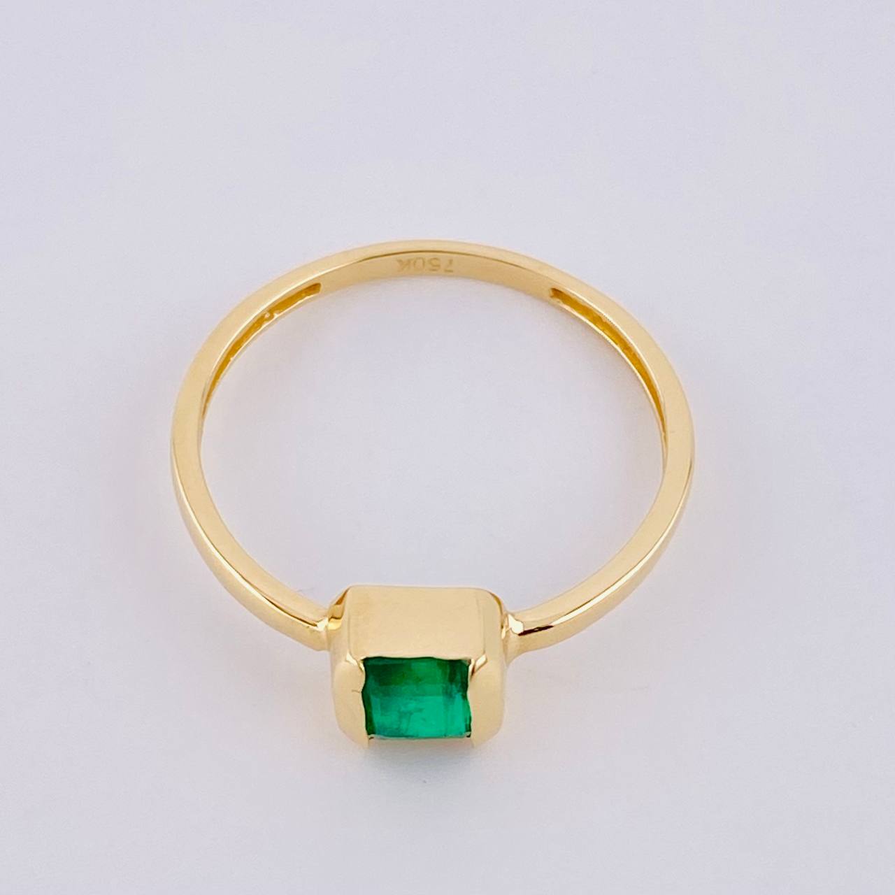 Anillo Recuadro Abrazado Esmeralda 65pts 1.75gr / T8 / Oro Amarillo 18K