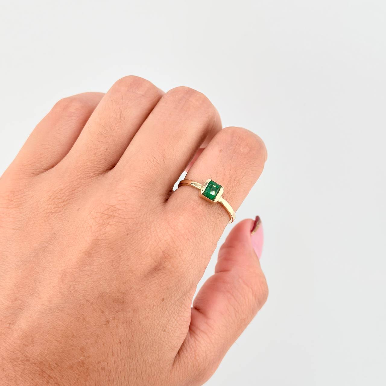 Anillo Recuadro Abrazado Esmeralda 65pts 1.75gr / T8 / Oro Amarillo 18K