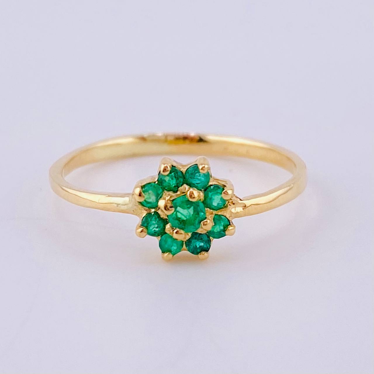 Anillo Girasol Esmeraldas 25pts 1.75gr / T7 1/2 / Oro Amarillo 18K ©