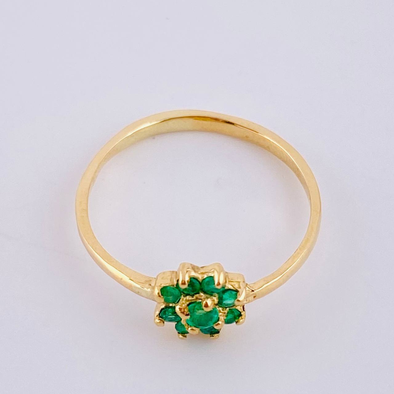 Anillo Girasol Esmeraldas 25pts 1.75gr / T7 1/2 / Oro Amarillo 18K ©