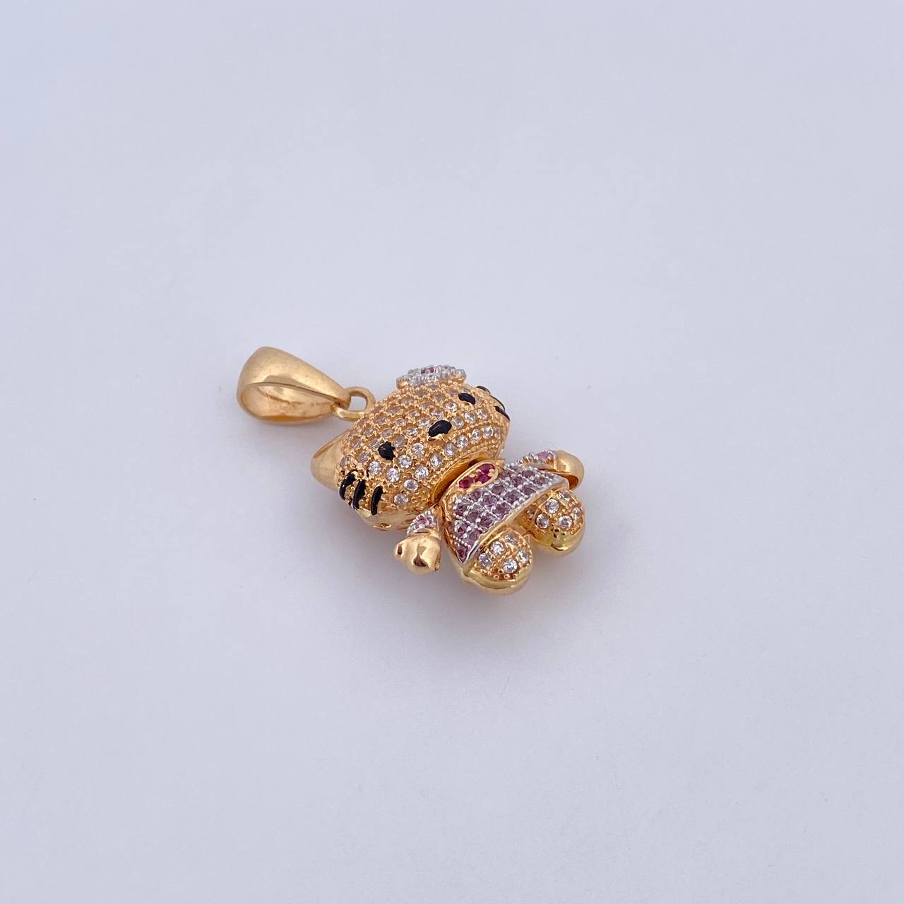 Dije Gata 5.6gr / 3cm / Circones Lilas Fucsias Blancos Dos Oros Amarillo Blanco 18K &
