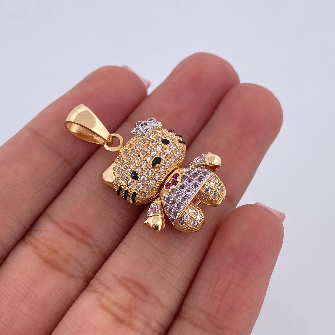 Dije Gata 5.65gr / 2.8cm / Circones Blancos Fucsias Rosados Dos Oros Amarillo Blanco 18K $