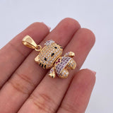 Dije Gata 5.6gr / 3cm / Circones Lilas Fucsias Blancos Dos Oros Amarillo Blanco 18K &