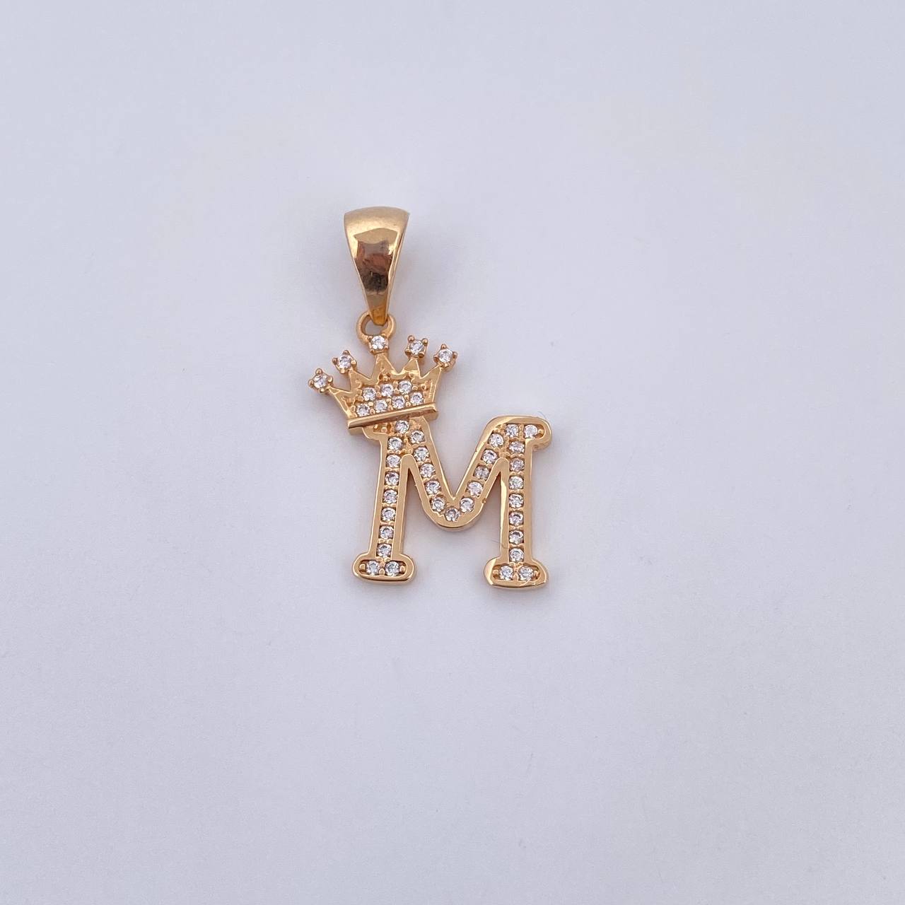 Dije Letra M Corona 2.15gr / 2.9cm / Circones Blancos Oro Amarillo 18K &