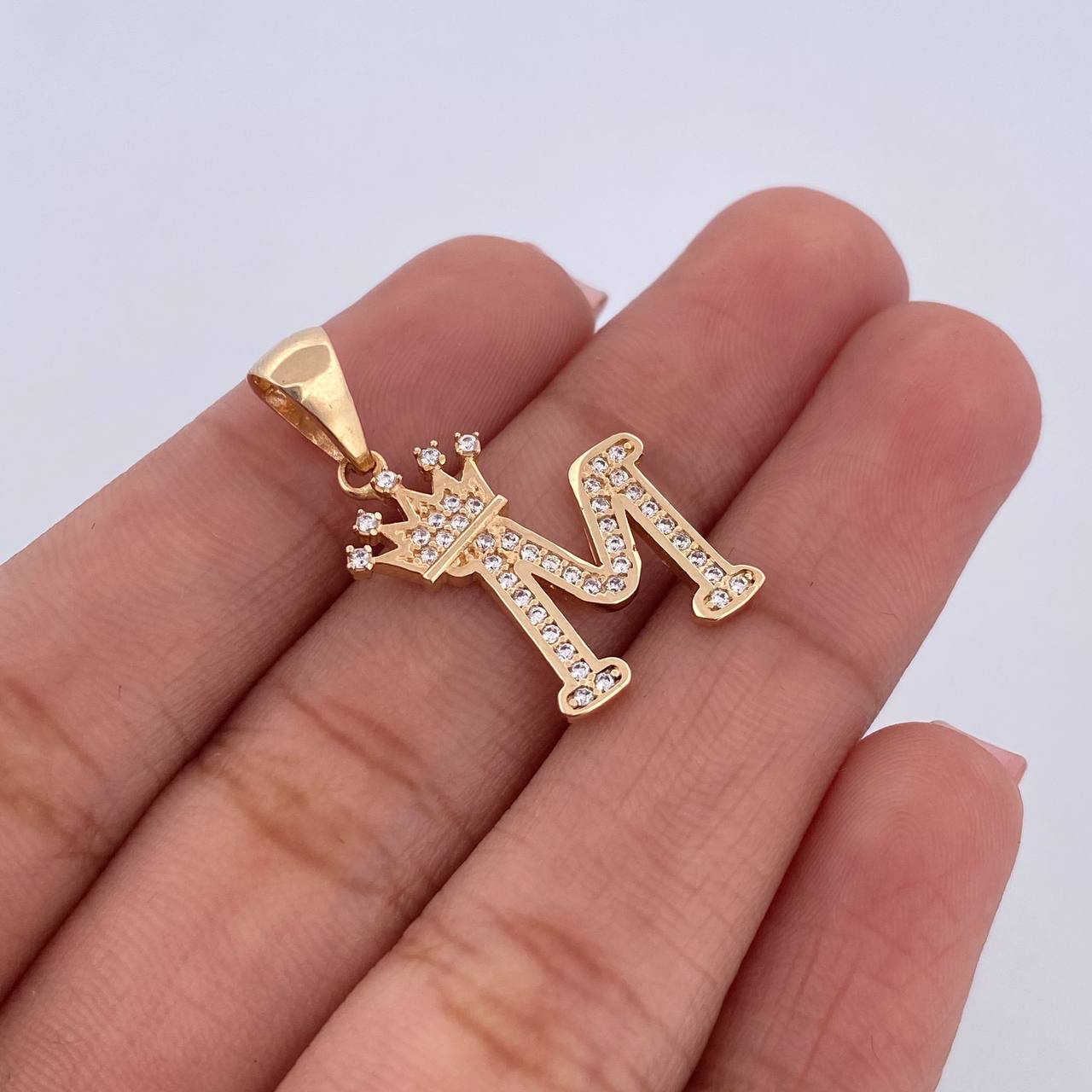 Dije Letra M Corona 2.15gr / 2.9cm / Circones Blancos Oro Amarillo 18K &
