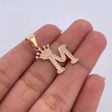 Dije Letra M Corona 2.15gr / 2.9cm / Circones Blancos Oro Amarillo 18K &