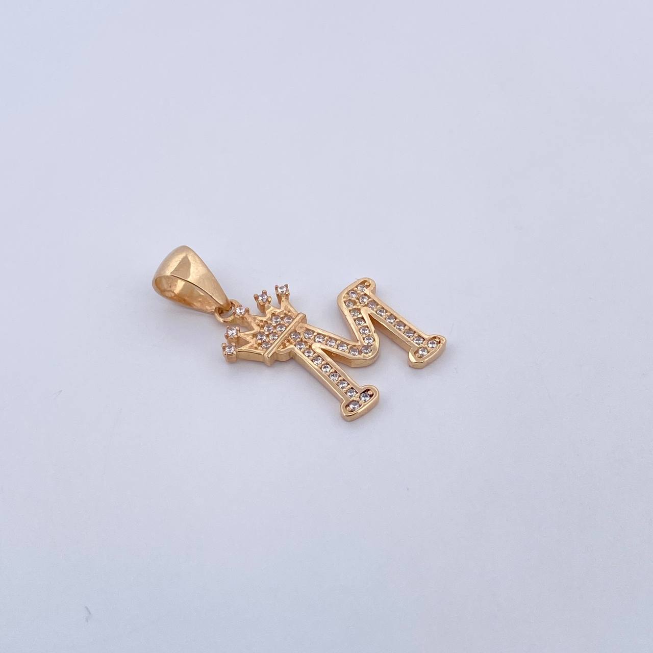 Dije Letra M Corona 2.15gr / 2.9cm / Circones Blancos Oro Amarillo 18K &