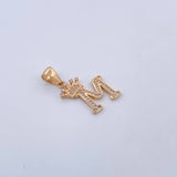 Dije Letra M Corona 2.15gr / 2.9cm / Circones Blancos Oro Amarillo 18K &