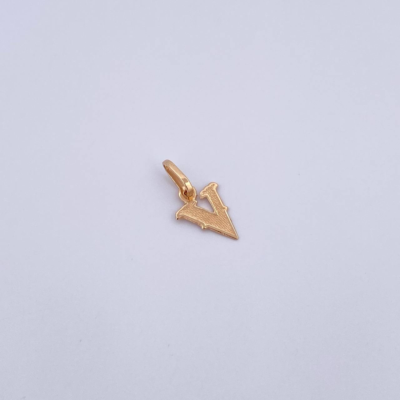 Dije Letra V 0.4gr / 1.7cm / Oro Amarillo 18K &