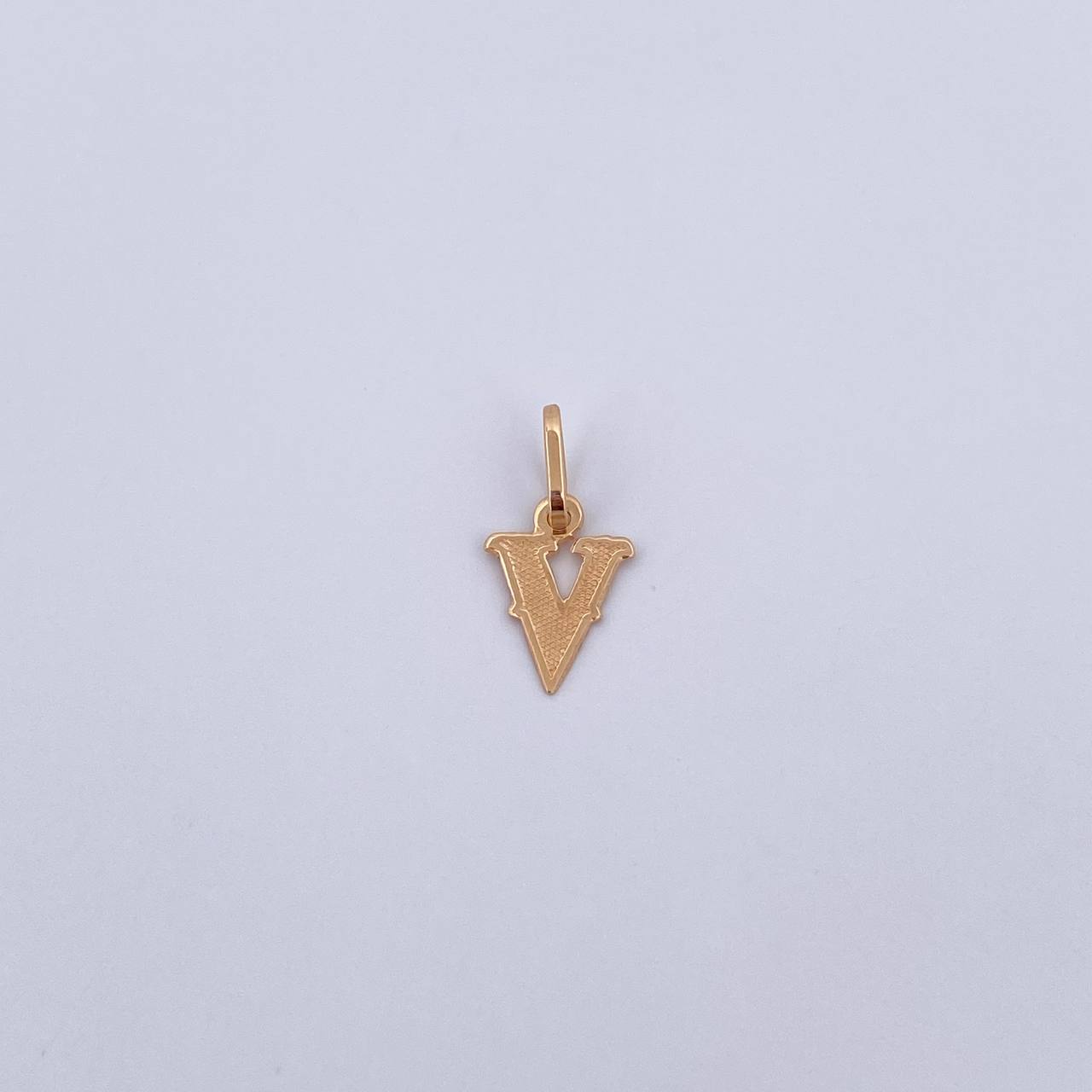 Dije Letra V 0.4gr / 1.7cm / Oro Amarillo 18K &