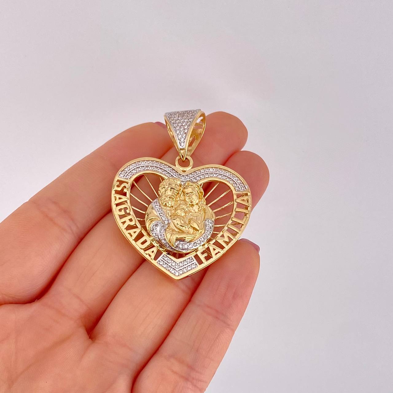 Dije Silueta Corazon Sagrada Familia 13.3g / 4.6cm Dos Oros Amarillo Blanco 18K