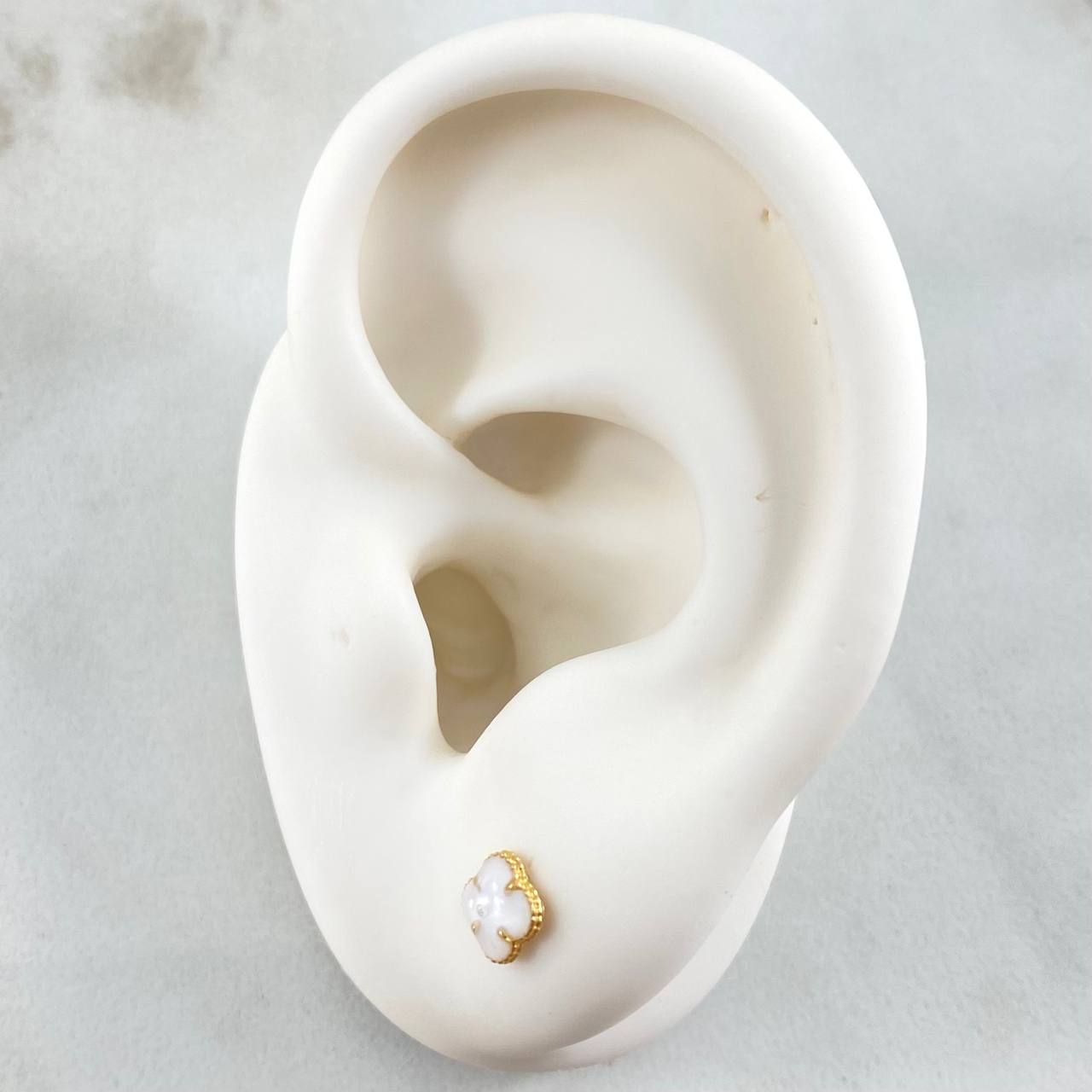 Topos Trebol 0.75gr / 6mm Borde Punteado Resina Blanca Oro Amarillo 18K ©