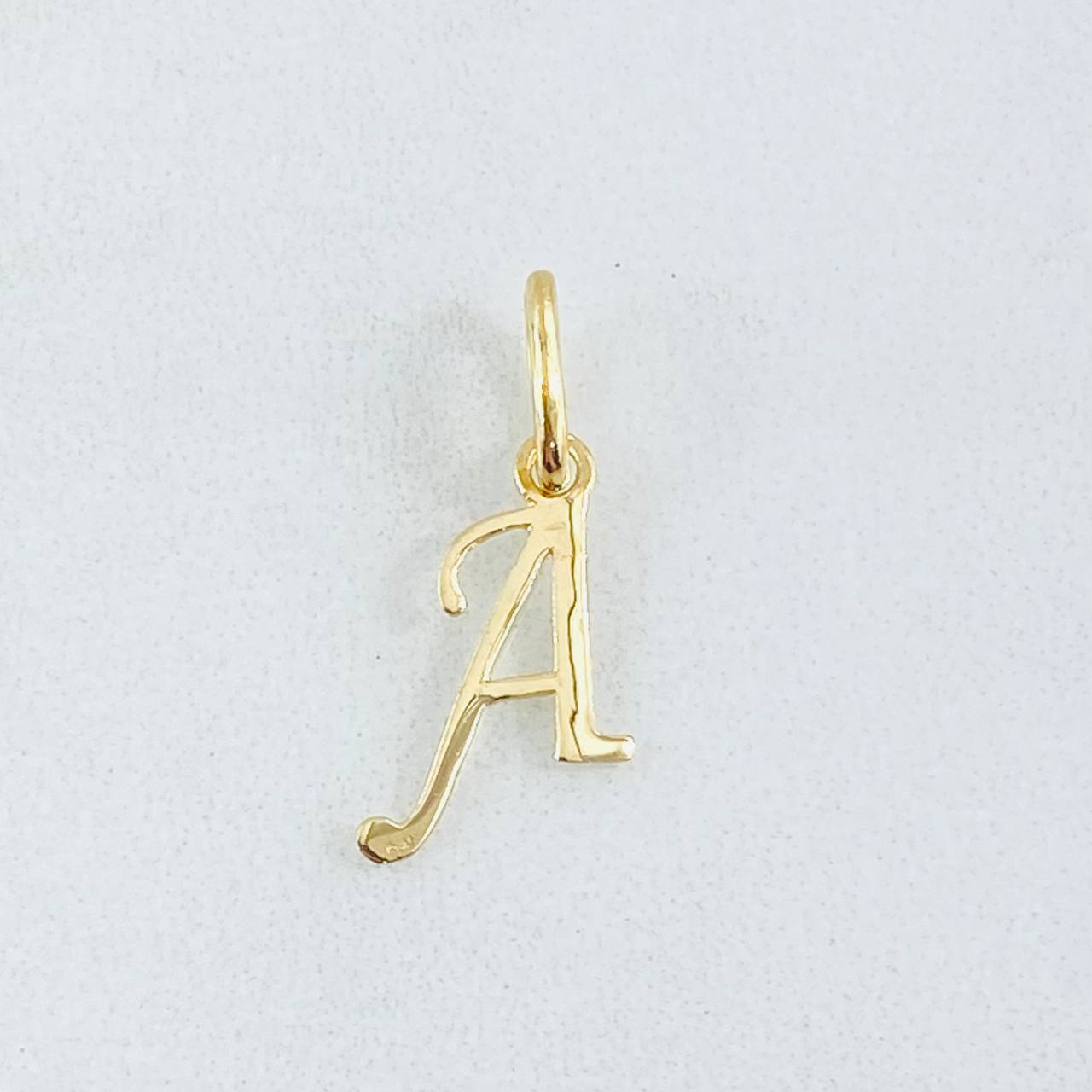 Dije Letra A Cursiva 0.35gr / 2cm / Oro Amarillo 18K ©