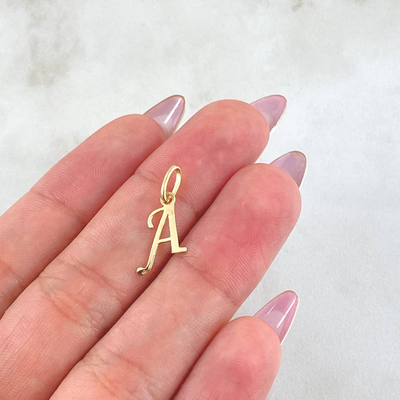Dije Letra A Cursiva 0.35gr / 2cm / Oro Amarillo 18K ©